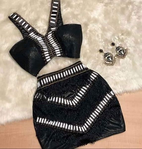 Conjunto Top Cropped  e Saia Bordados em V