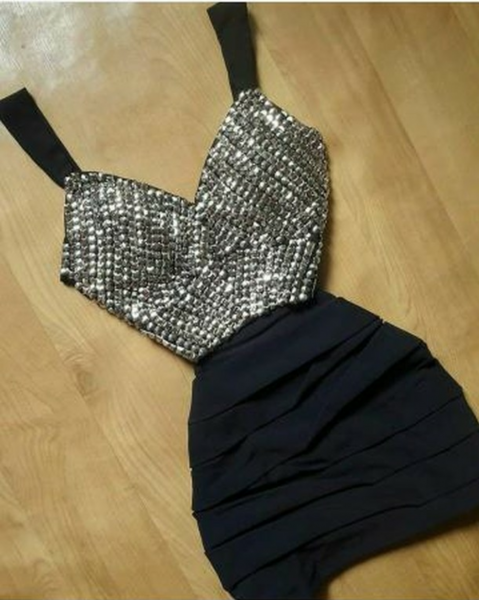 Conjunto Top Cropped Bordado e Saia Detalhe